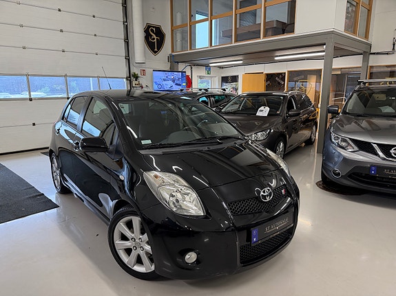 Toyota Yaris 2 of 30
