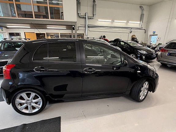 Toyota Yaris 5 of 30