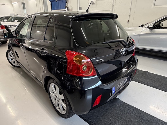 Toyota Yaris 9 of 30