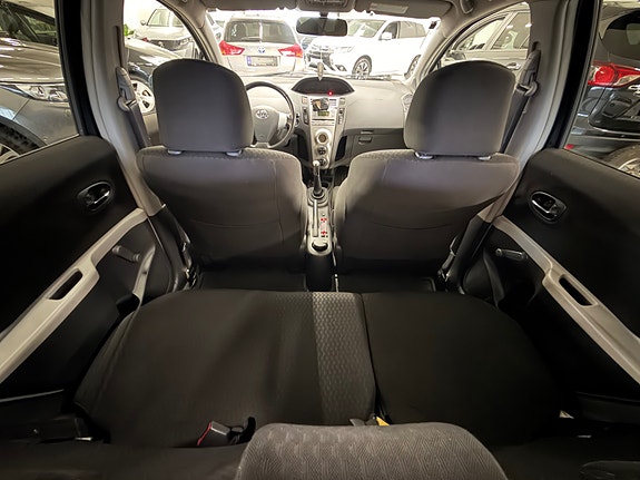 Toyota Yaris 15 of 30