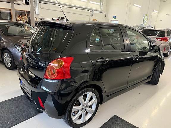 Toyota Yaris 6 of 30