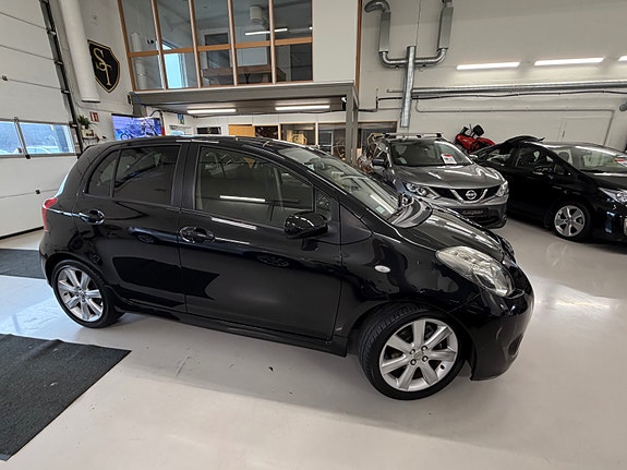 Toyota Yaris 4 of 30