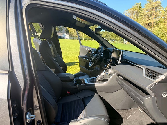 Toyota RAV4 2 of 12