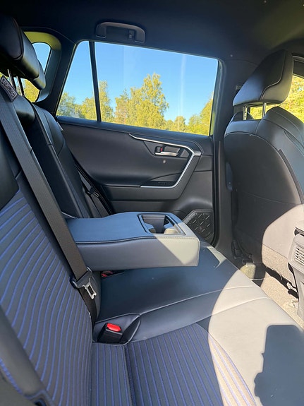 Toyota RAV4 3 of 12