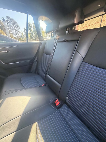 Toyota RAV4 8 of 12