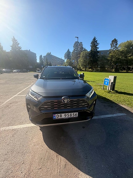 Toyota RAV4 4 of 12