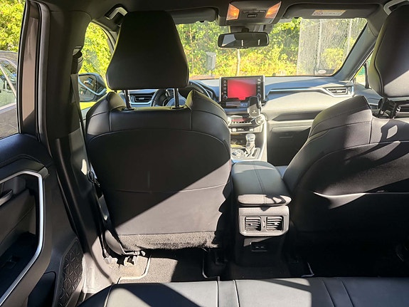 Toyota RAV4 7 of 12