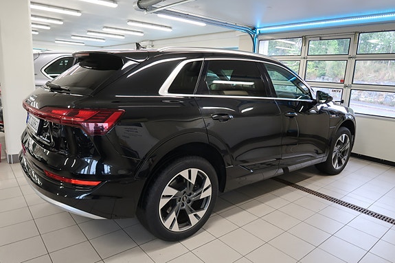 Audi e-tron 8 of 30