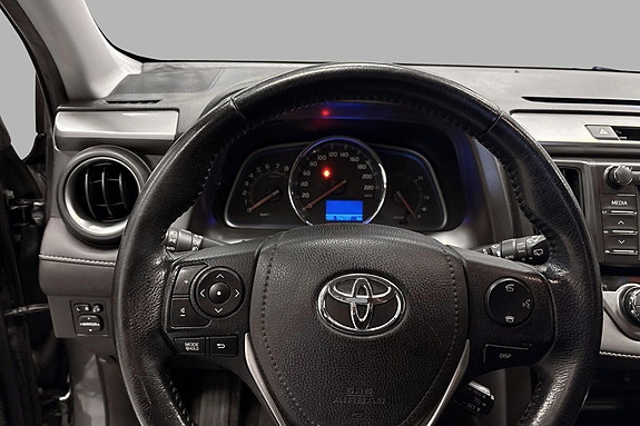 Toyota RAV4 8 of 18