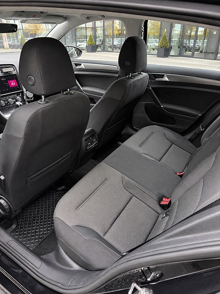 Volkswagen e-Golf VII 25 of 27