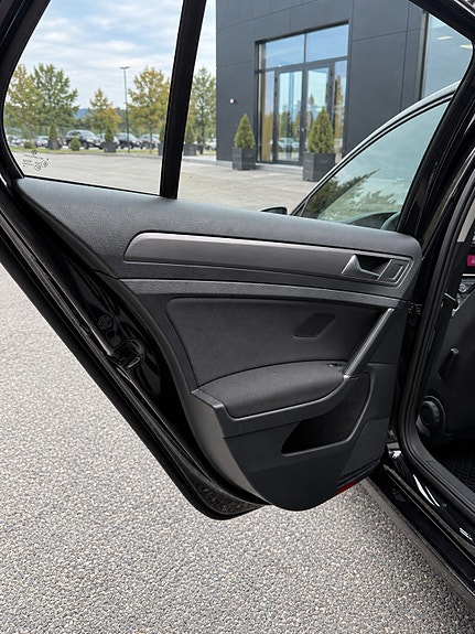 Volkswagen e-Golf VII 24 of 27