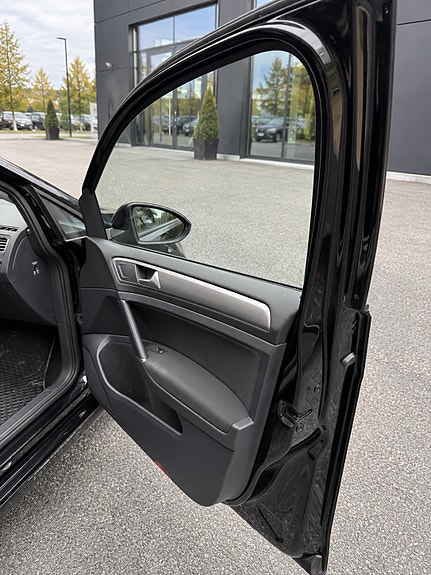 Volkswagen e-Golf VII 21 of 27