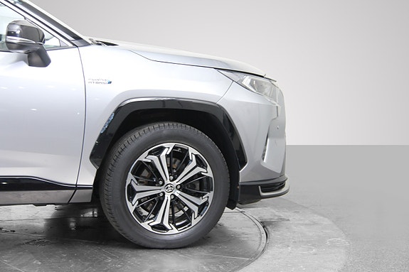 Toyota RAV4 Plug-in Hybrid 8 of 26