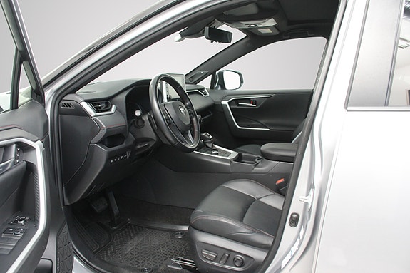 Toyota RAV4 Plug-in Hybrid 14 of 26