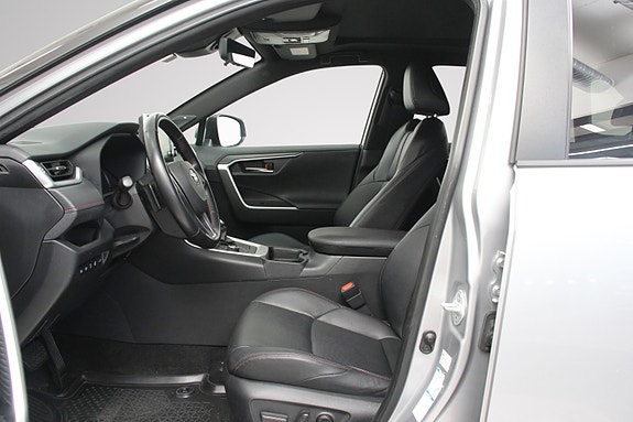 Toyota RAV4 Plug-in Hybrid 13 of 26
