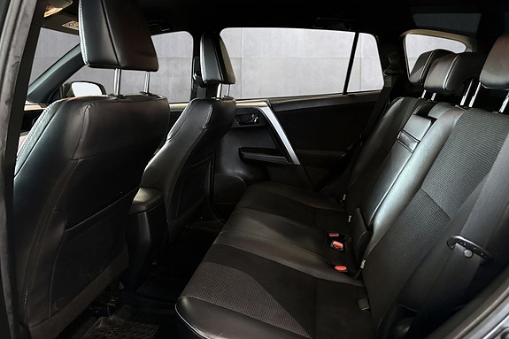 Toyota RAV4 10 of 18