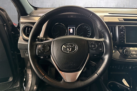 Toyota RAV4 12 of 18