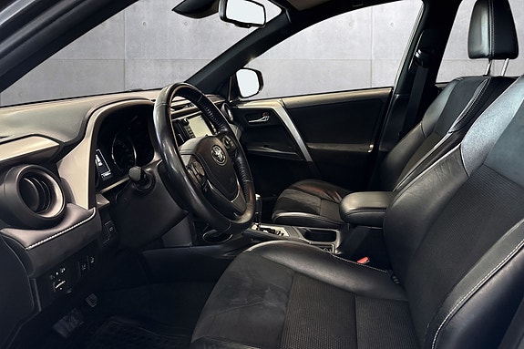 Toyota RAV4 9 of 18