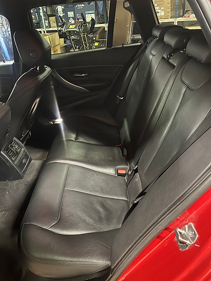 BMW 320i 11 of 24