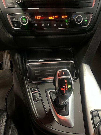 BMW 320i 16 of 24