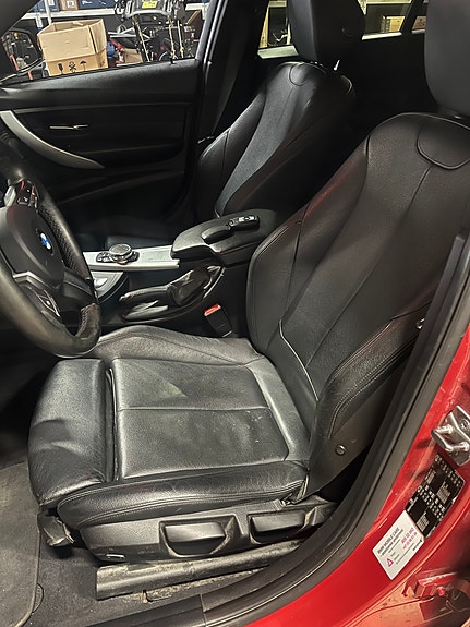 BMW 320i 9 of 24