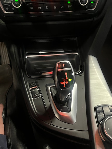 BMW 320i 14 of 24