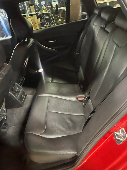BMW 320i 8 of 24