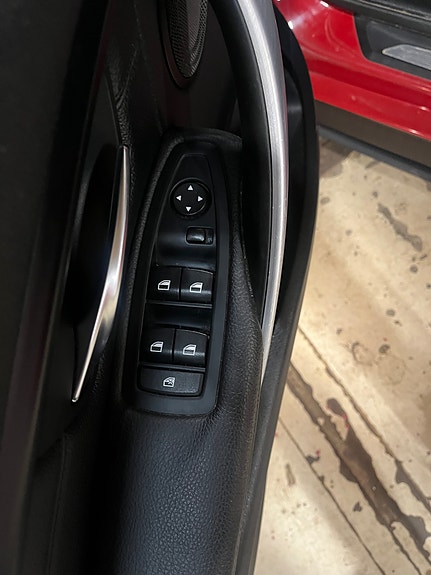 BMW 320i 10 of 24