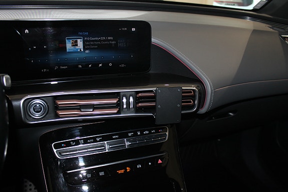 Mercedes-Benz EQC400 13 of 23