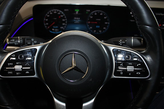 Mercedes-Benz EQC400 12 of 23