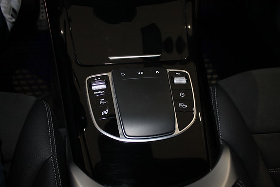 Mercedes-Benz EQC400 9 of 23