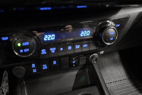 Toyota HiLux 15 of 26