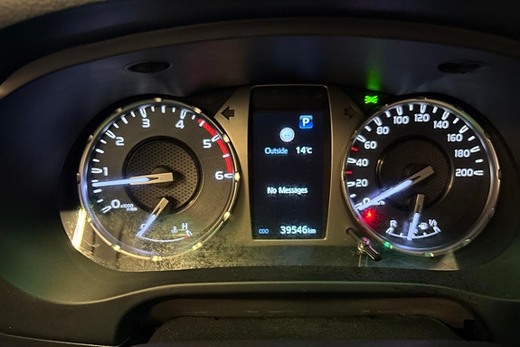Toyota HiLux 10 of 26