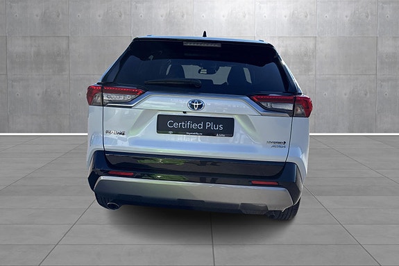 Toyota RAV4 4 of 19