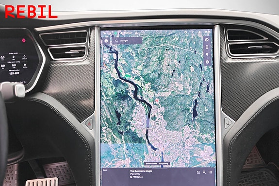 Tesla Model X 15 of 21