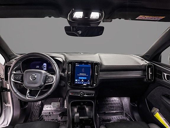 Volvo XC40 13 of 30