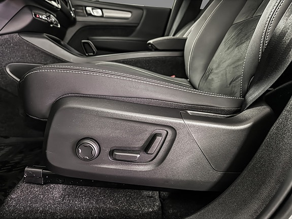 Volvo XC40 12 of 30