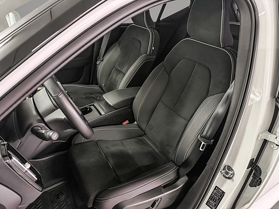 Volvo XC40 10 of 30