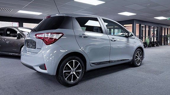 Toyota Yaris 4 of 15