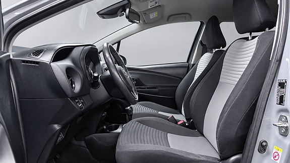 Toyota Yaris 8 of 15
