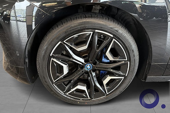 BMW iX 10 of 24