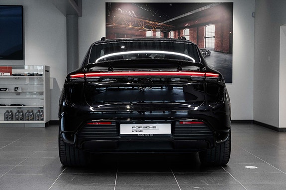 Porsche Macan 12 of 30