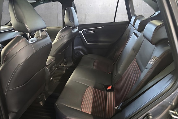 Toyota RAV4 Plug-in Hybrid 23 of 26