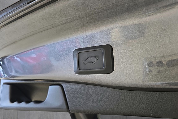 Toyota RAV4 Plug-in Hybrid 19 of 26
