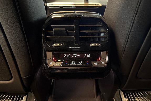 BMW iX 18 of 22