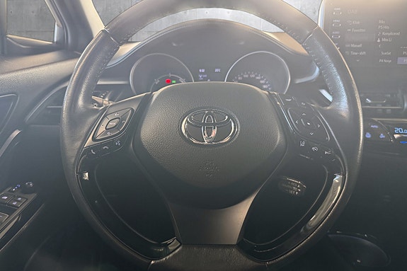 Toyota C-HR 12 of 28