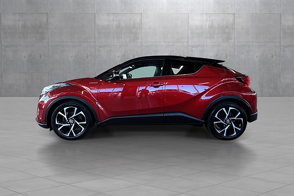 Toyota C-HR 2 of 28