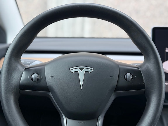 Tesla Model 3 18 of 28