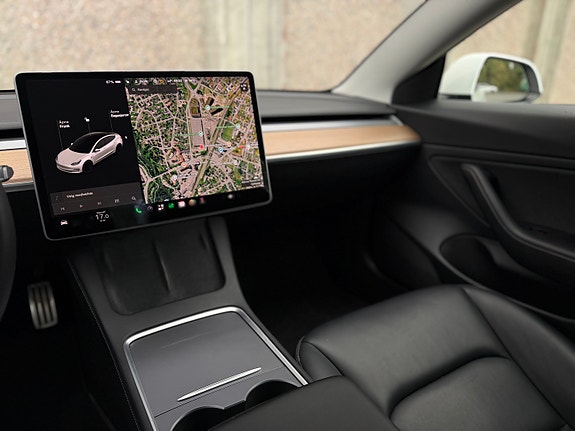 Tesla Model 3 24 of 28