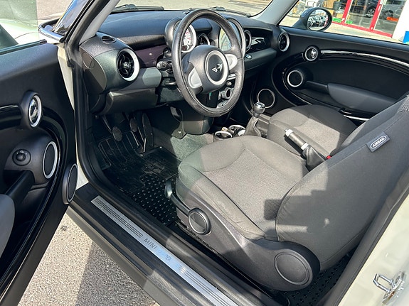 MINI Cooper 25 of 29
